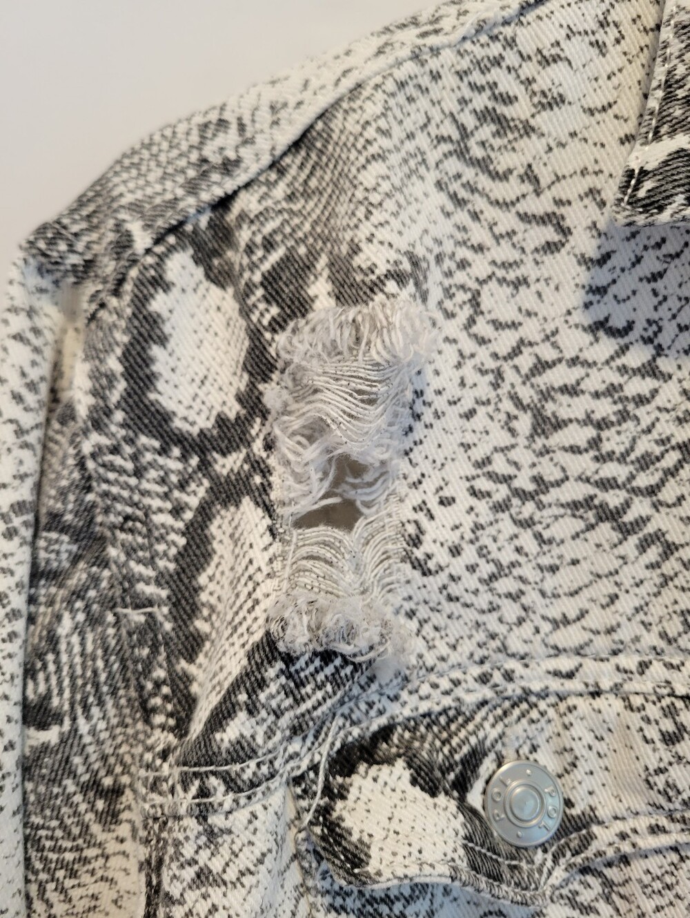 POL Crue Snakeskin Print Distressed Cropped Jacket Black Cream L Frayed Western - Picture 3 of 15